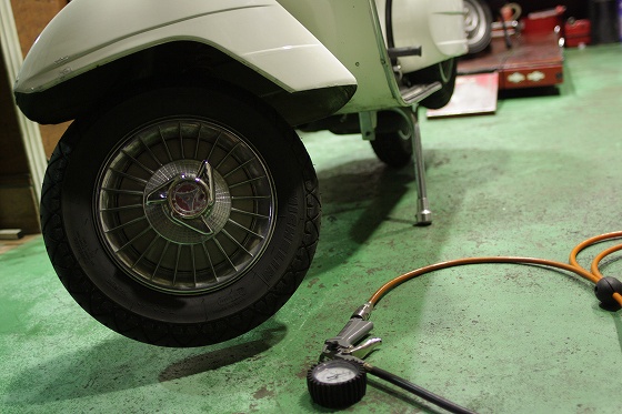 愛車ベスパの空気圧を点検中の様子