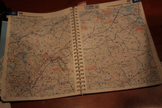 ツーリング計画のために地図を眺めながら晩酌する夜