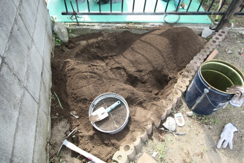 KB農園で土を耕す作業の様子