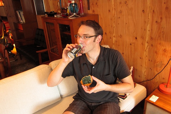 ピートさんがワサビ煎餅を食べつつコーヒーで悶絶を和らげる姿