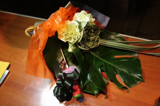笑顔で祝ってくれる仲間たちの様子