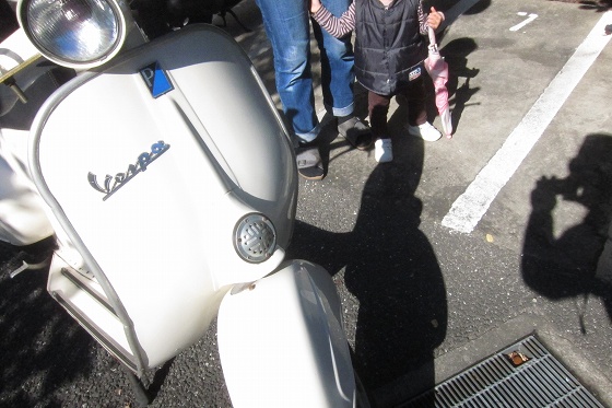 引き取ったVespa100と、その後ろに写るオーナー様のお子さん