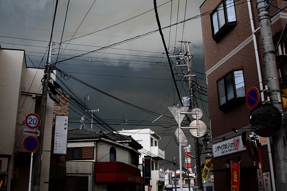 急な雨の予感に気づき慌てる場面