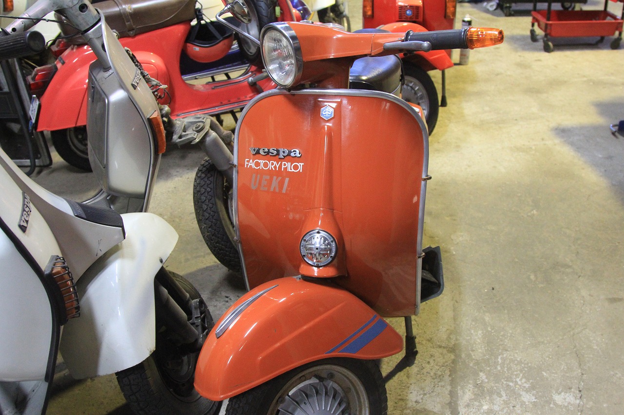 整備作業中のvespa125ET3