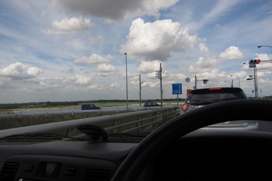 昼間に車で移動中の信号待ち風景