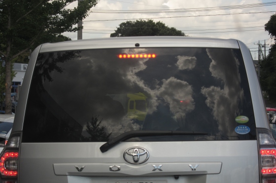 車の車内から見える街の景色