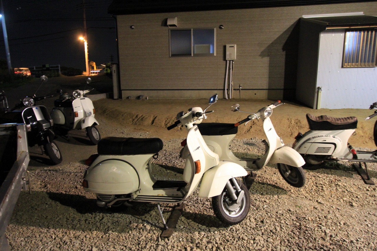 夜の屋外に停められた複数のベスパ