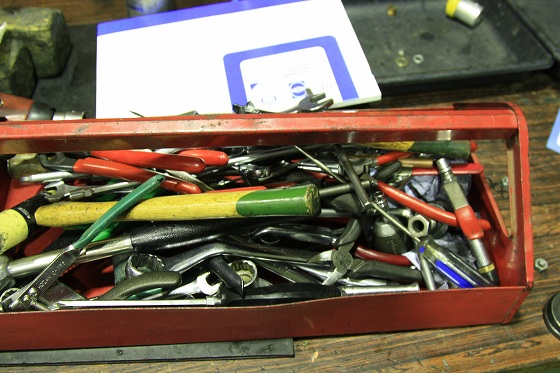 磨かれた工具が定位置に並べられた様子