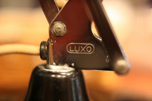 LUXO製の古いモデルのランプ。シンプルで洗練されたデザイン