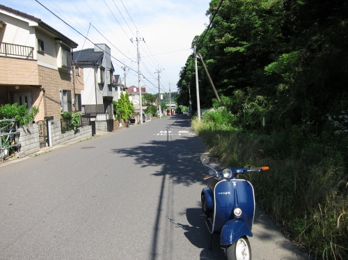 ガス欠で立ち往生したベスパの様子