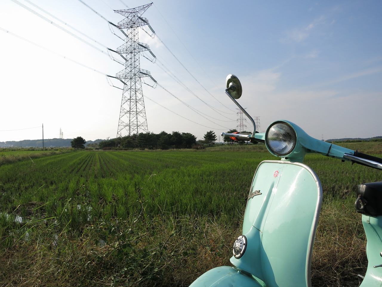 秋晴れの空の下で整備作業