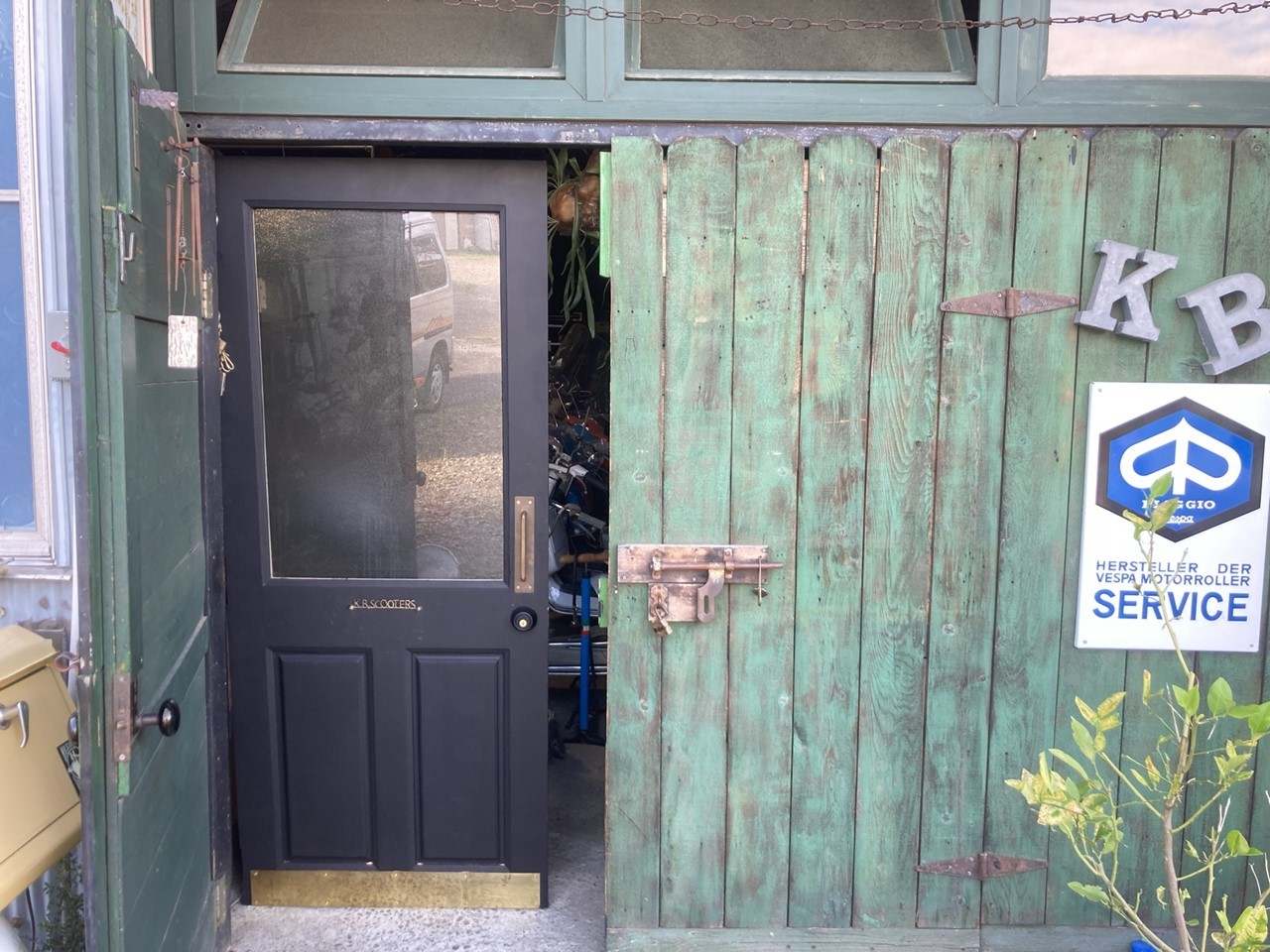 黒く塗られた店の入り口ドア