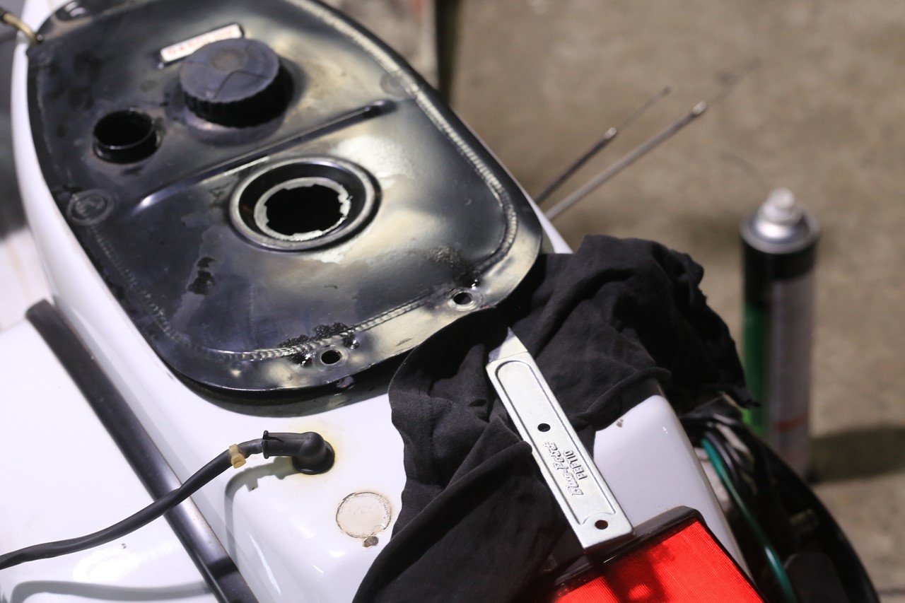 PX200FL1の続き作業でフューエルタンクを外す様子