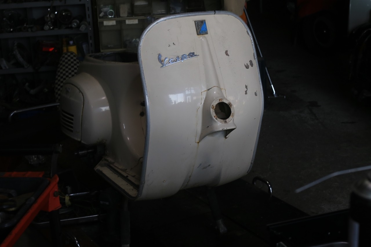 整備作業中の中古車ベスパ100