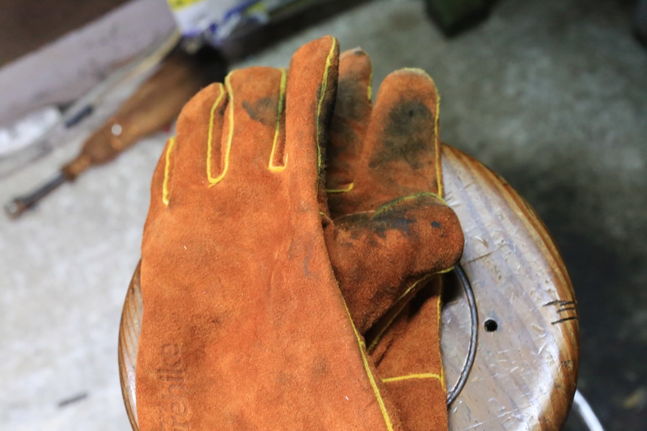 新調した耐火グローブの写真