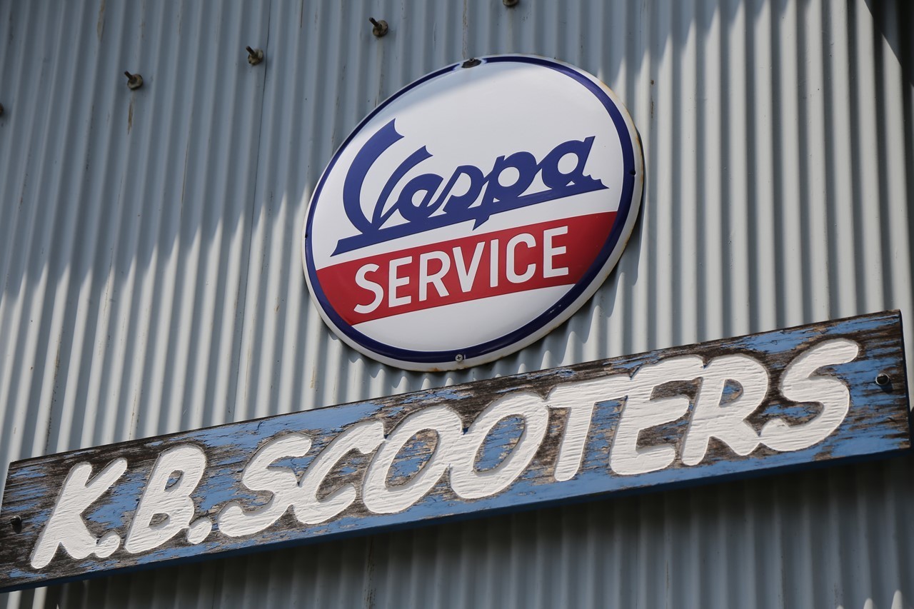 K.B.SCOOTERSの外壁看板