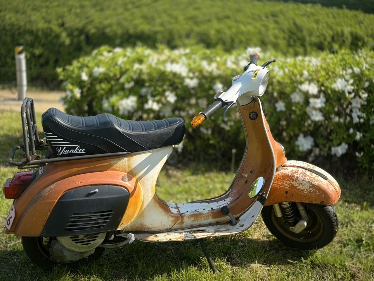 整備作業中のベスパ50sの姿(アイキャッチ指定)