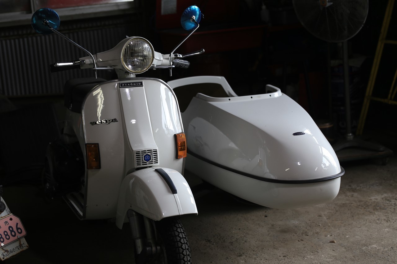 サイドカー合体作業を進めるベスパ