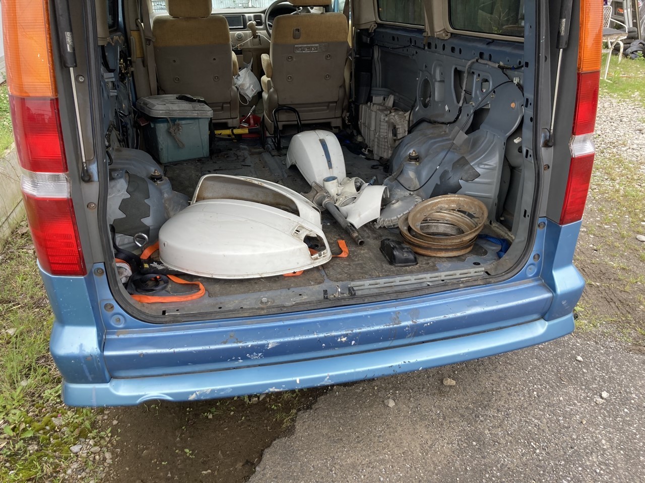 板金屋へ運ぶために車へ積み込まれたパーツ