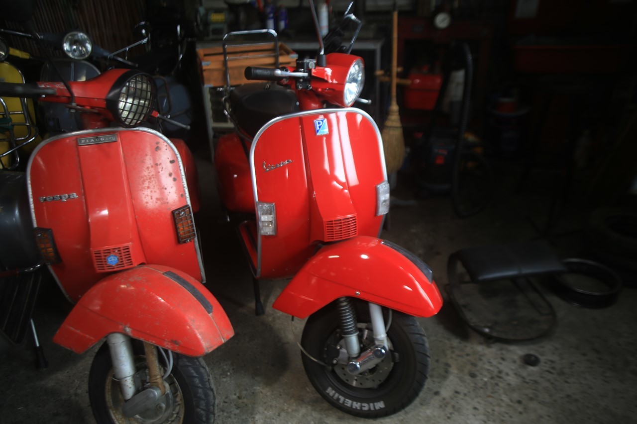 並んで停車する赤いP200EとPX150EURO3(アイキャッチ指定)