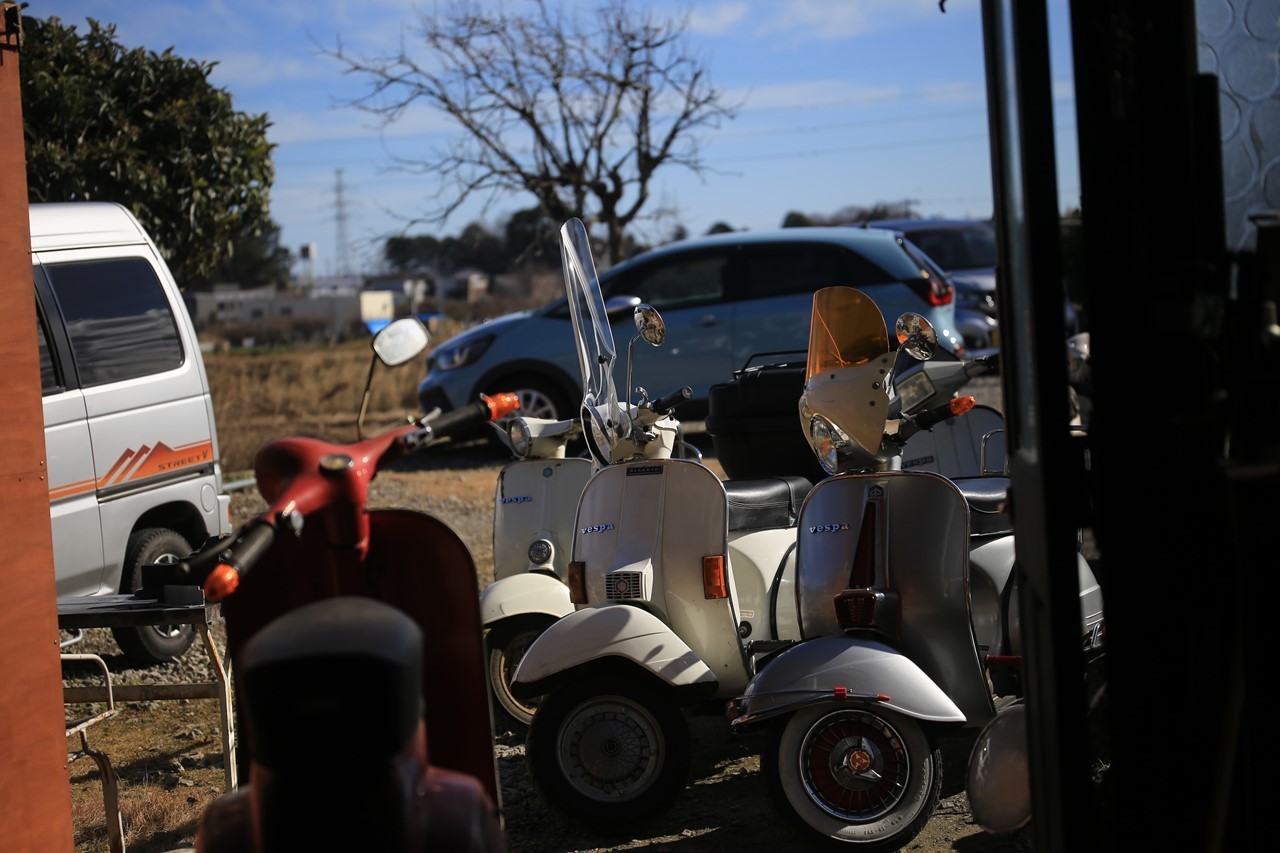 店内で車両の入れ替え作業