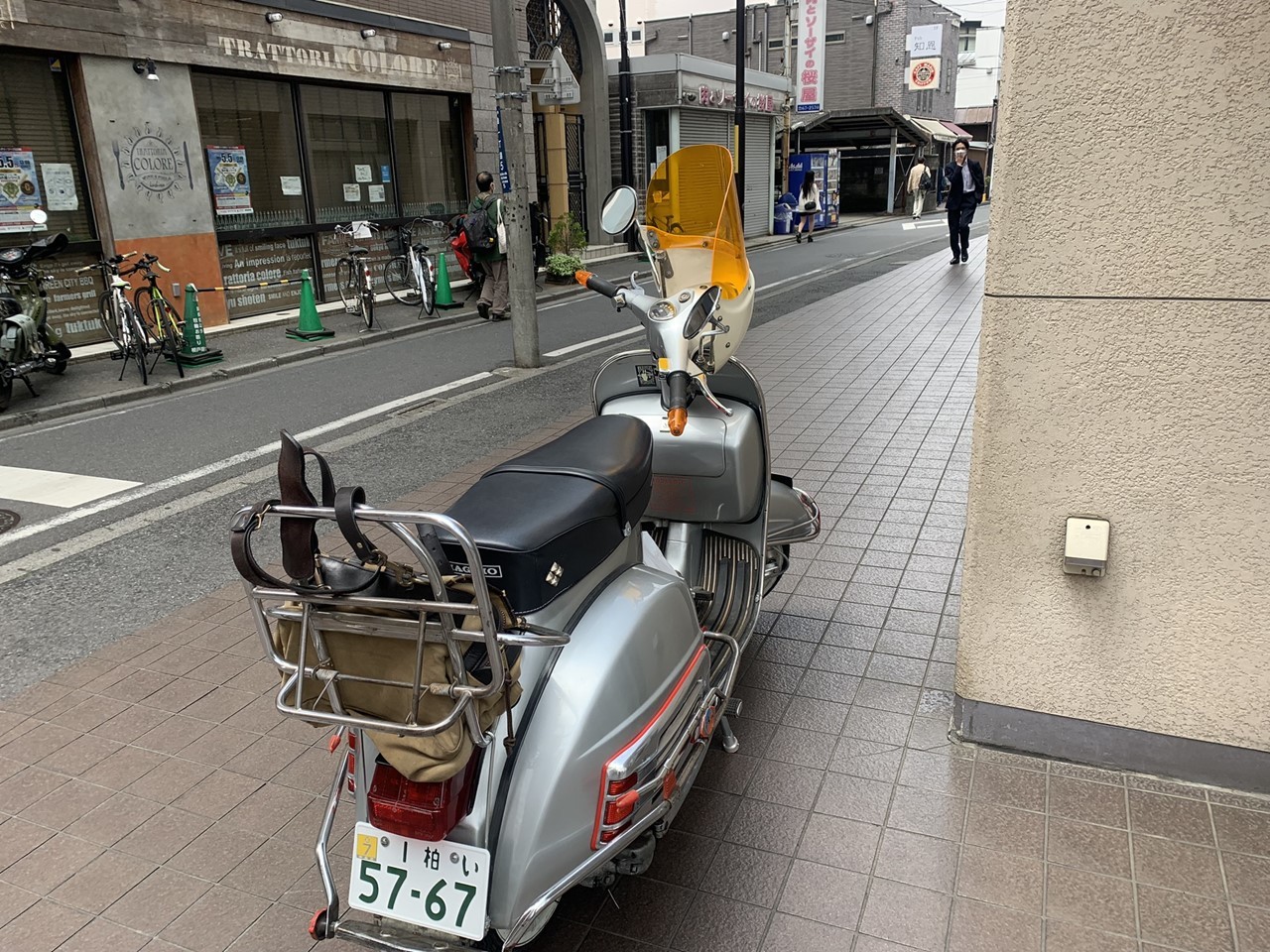 柏の街中を走り回るベスパ