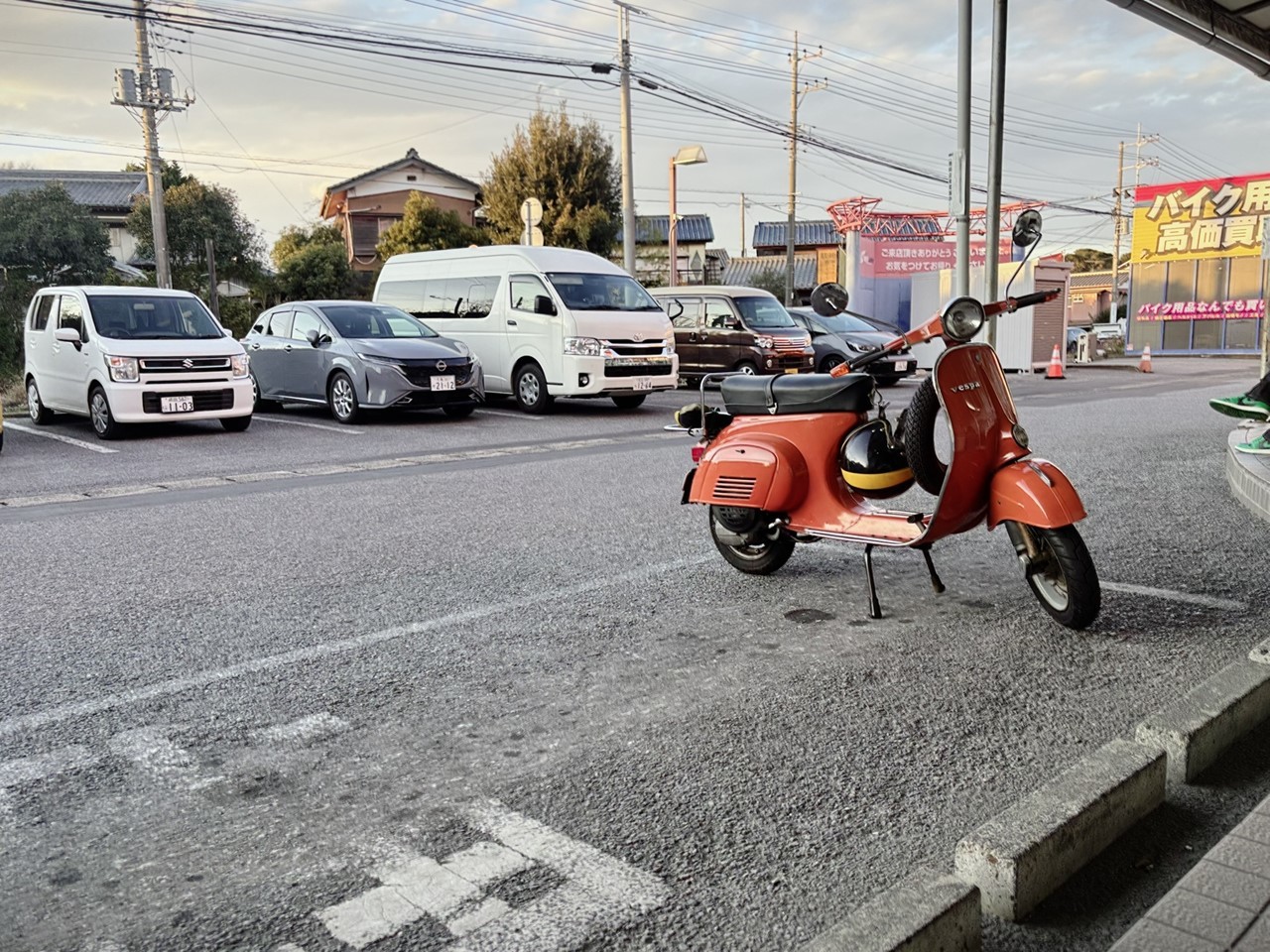 バイク用品店に立ち寄り小物を探すET3