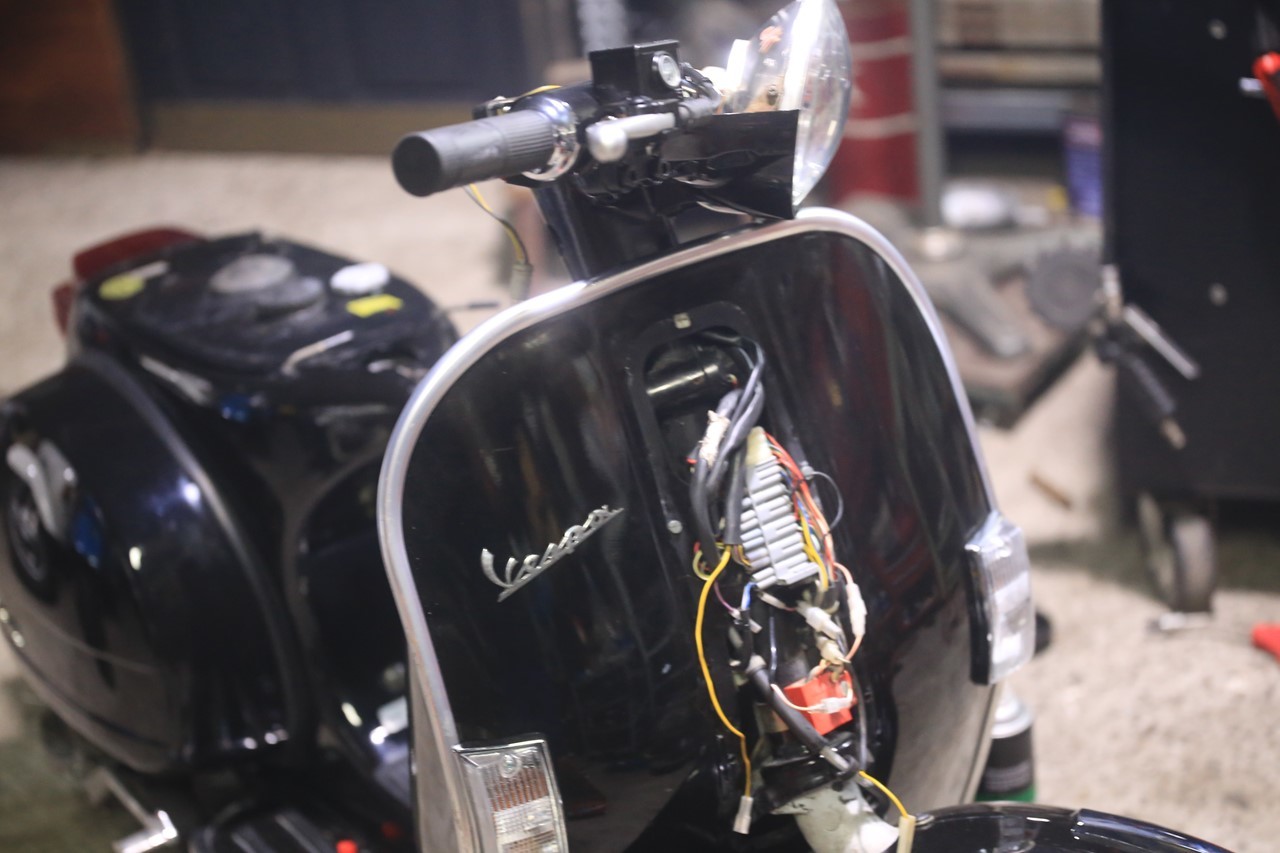 PX200FL2の分解作業中の車体
