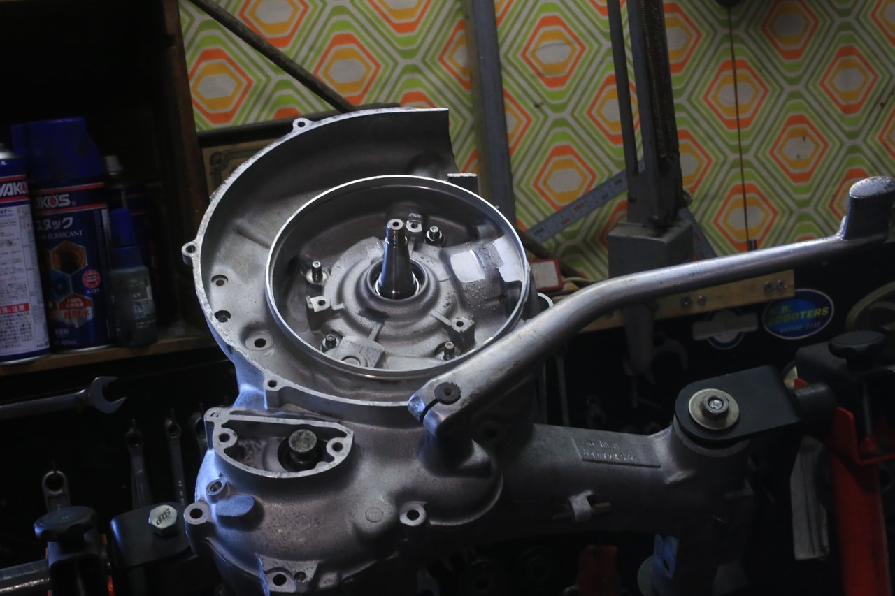 P125Xのエンジンオーバーホールを仮組みチェックする様子