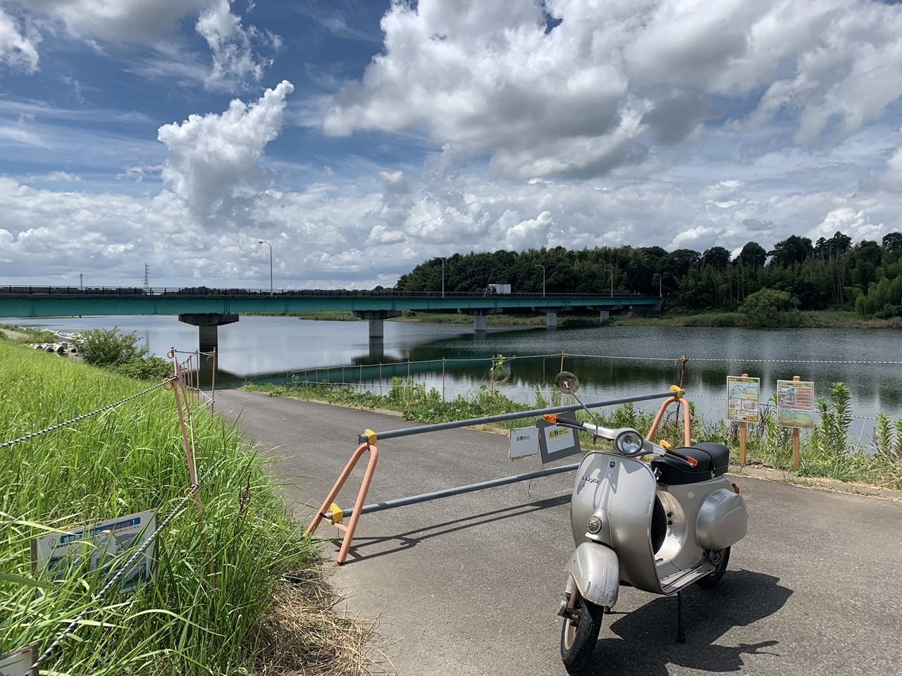 若い頃に通っていた鯉釣りスポットで休憩中のベスパ50s