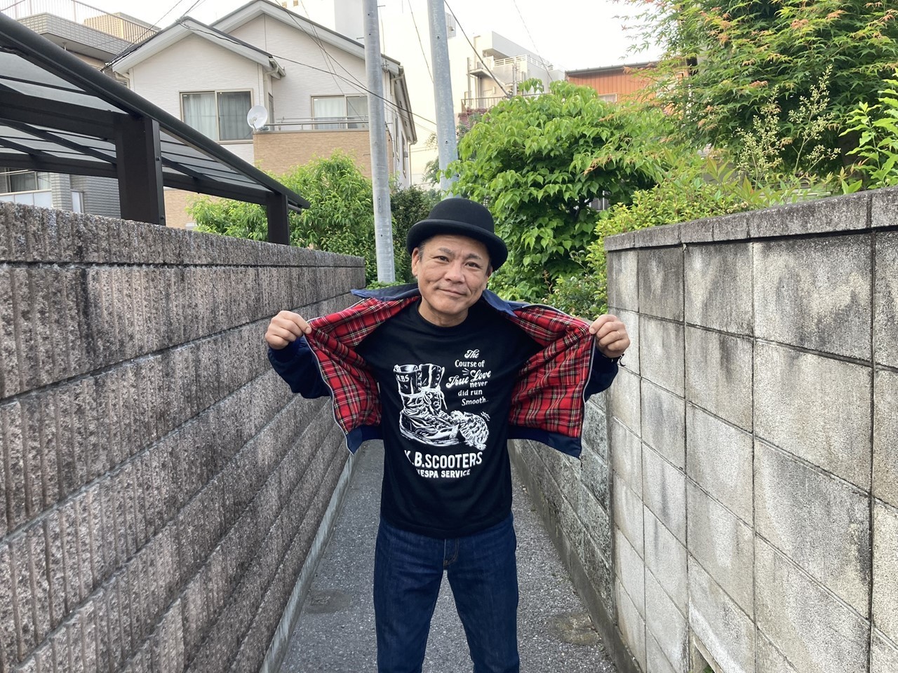 白いベスパと田んぼの横で撮影された写真