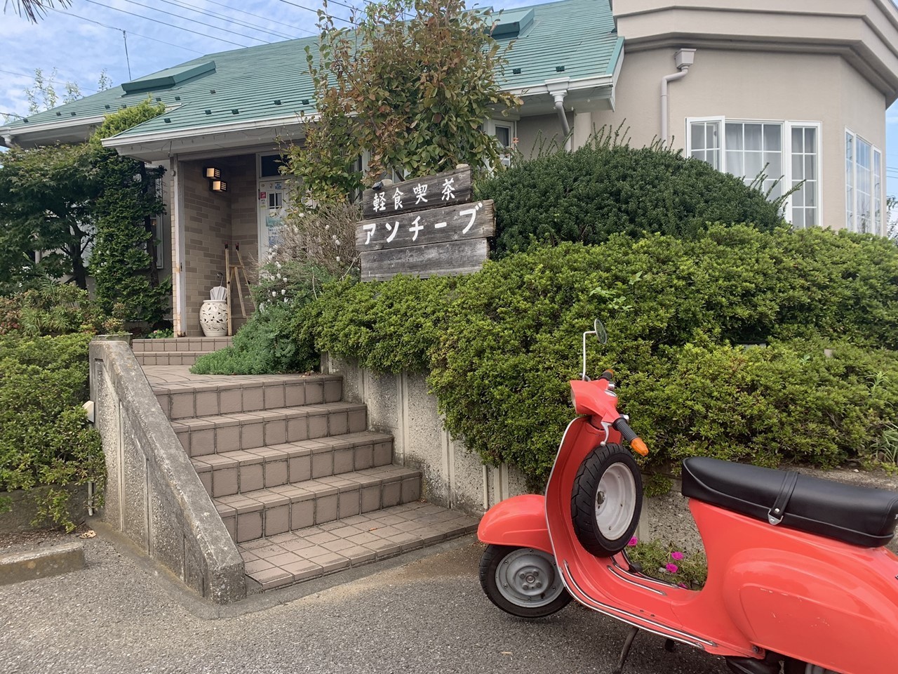 ベスパ100で訪れたオムライス店