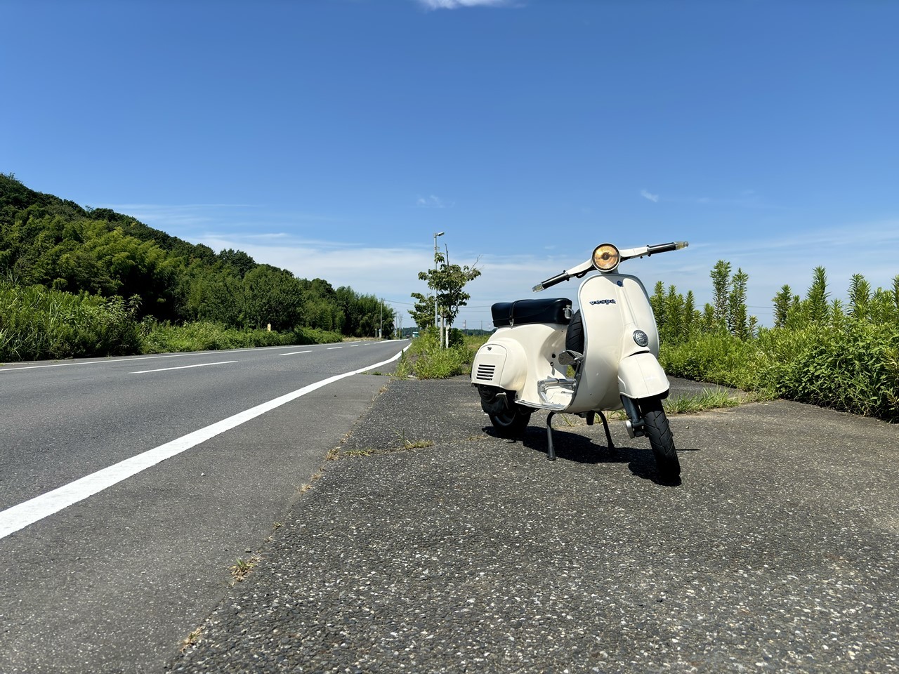 朝の試運転に出発するベスパ50s