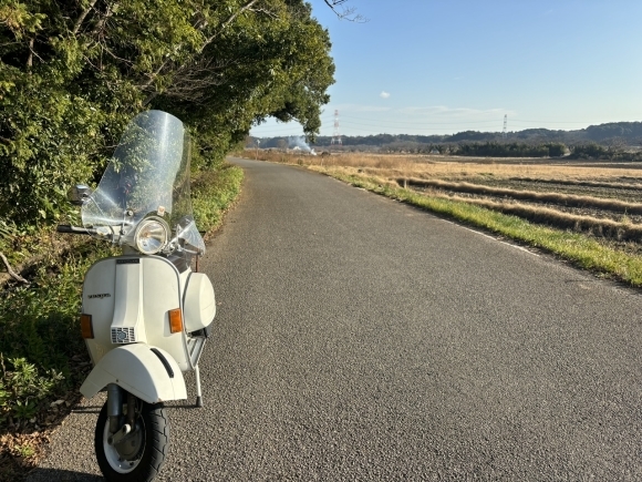 試運転中のベスパをチェックする様子
