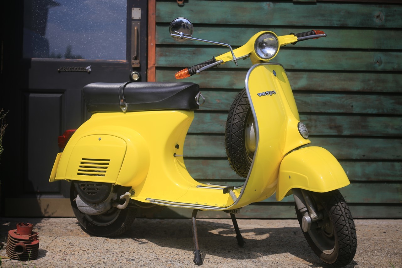 ベスパ50s中古車、黄色い外観(入荷告知)