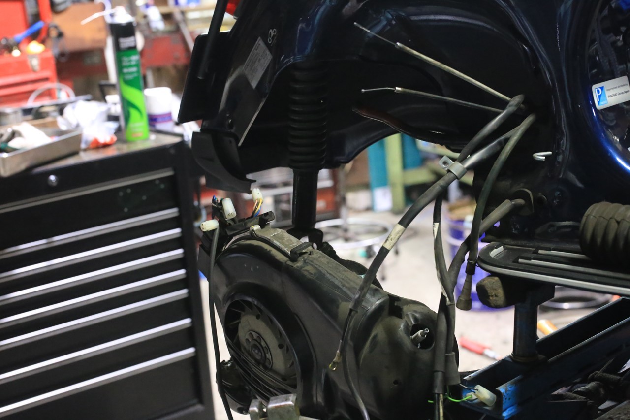PX150EURO3のエンジンを降ろした様子