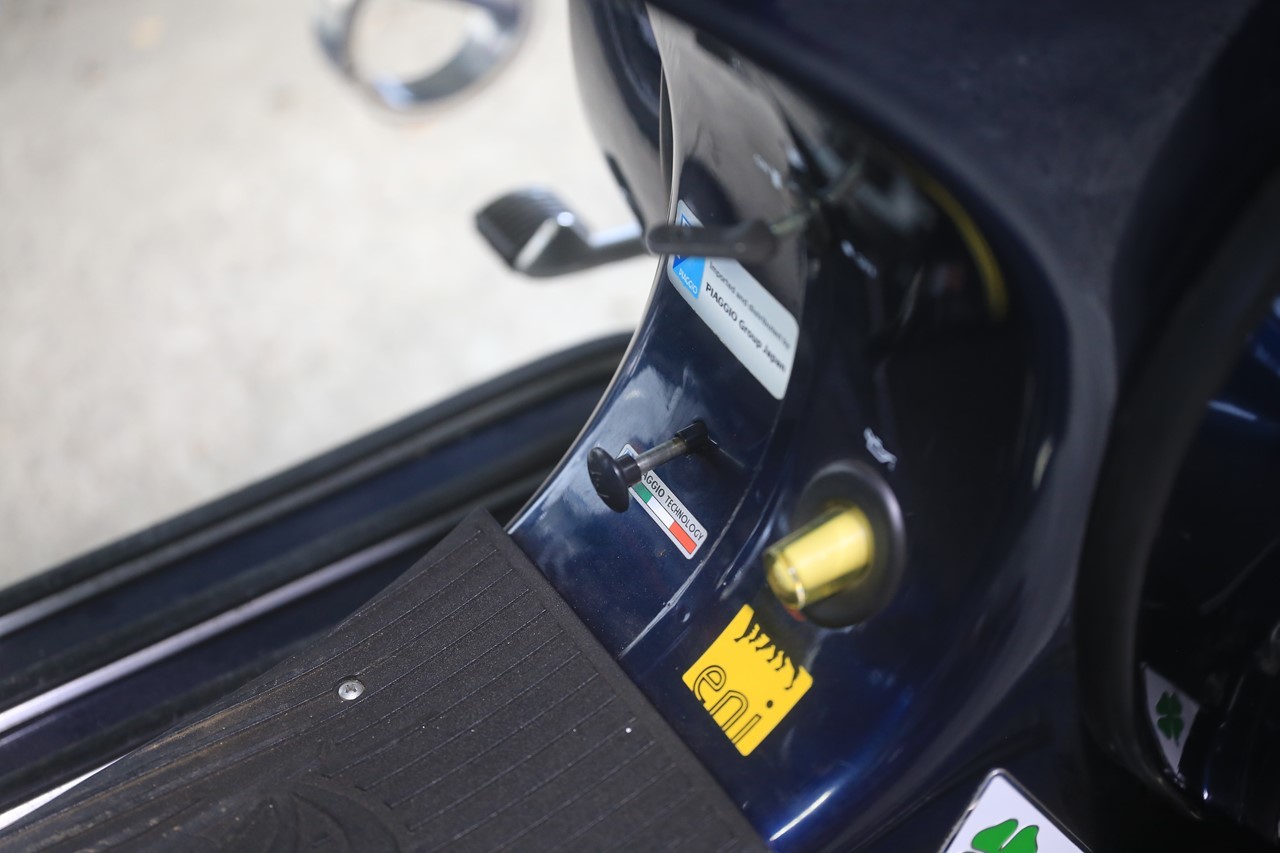 PX150EURO3をチョークを引いて始動準備している様子