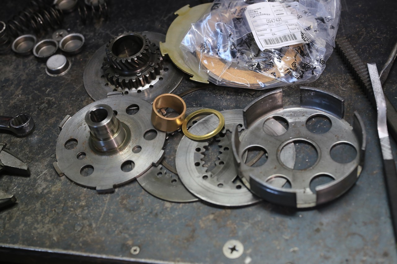 P125Xエンジンの下拵え作業開始