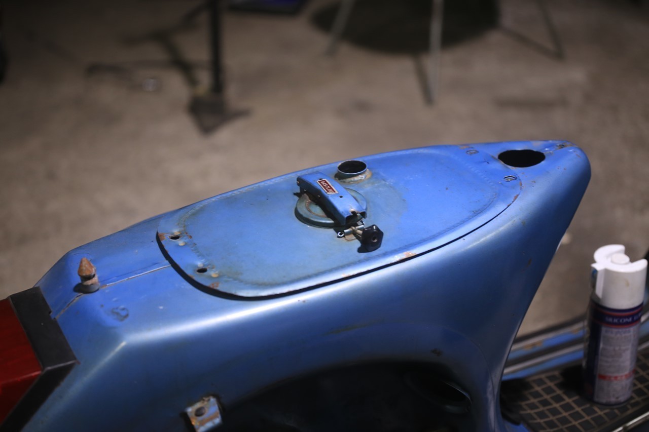 ボディーとフューエルタンクの合体作業