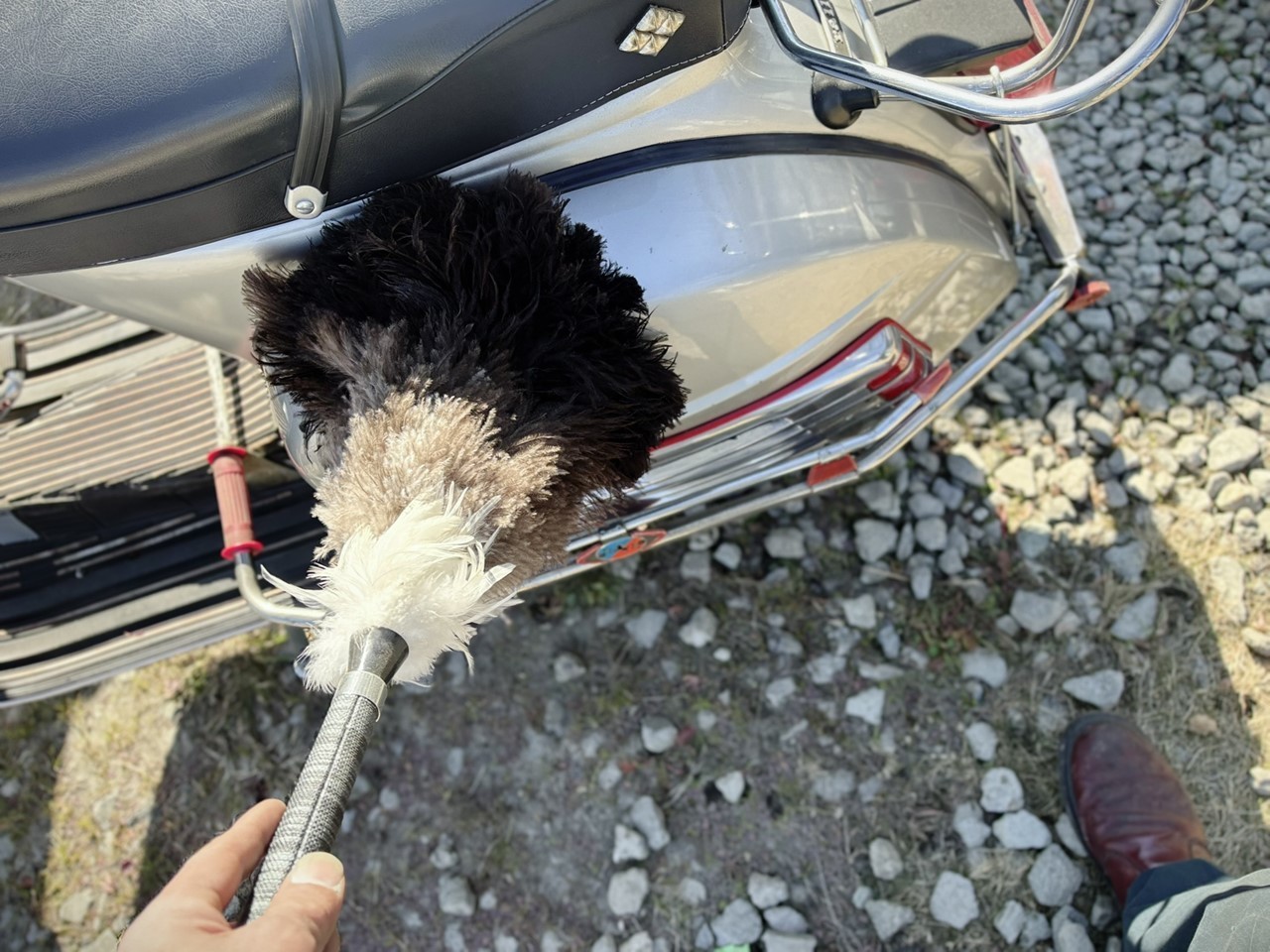 埃を落としてから磨き作業を始める様子のベスパ
