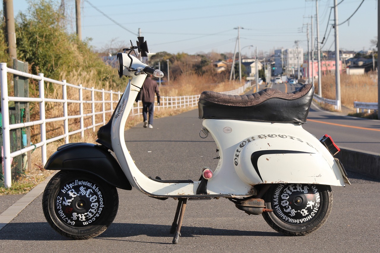 完成当時のベスパ100に装着されたシート