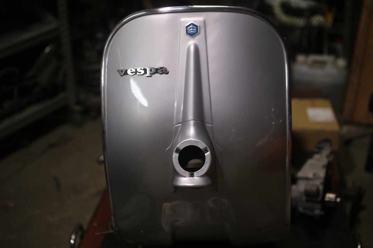 修理作業と並行して整備中のベスパ50S
