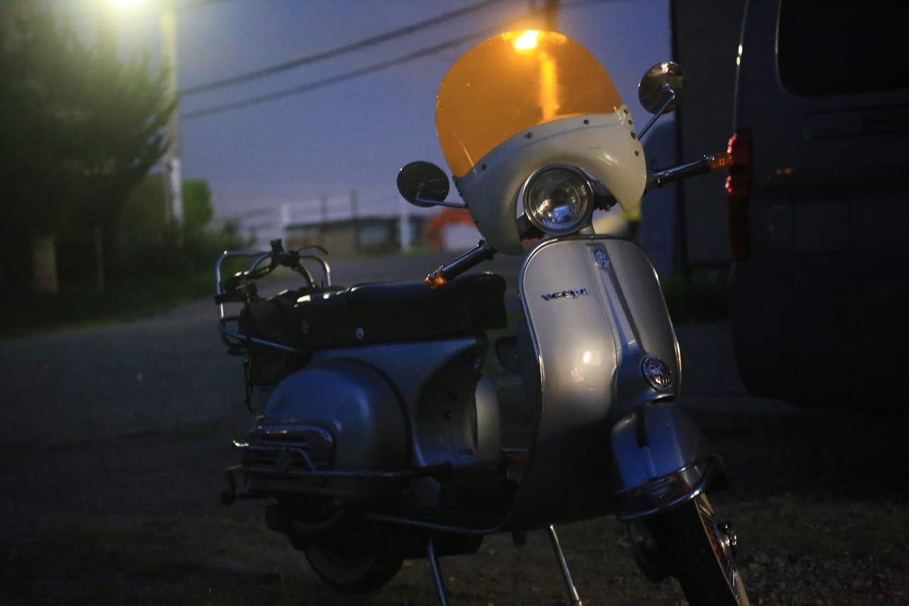 夜の田舎道を走るベスパ200Rally
