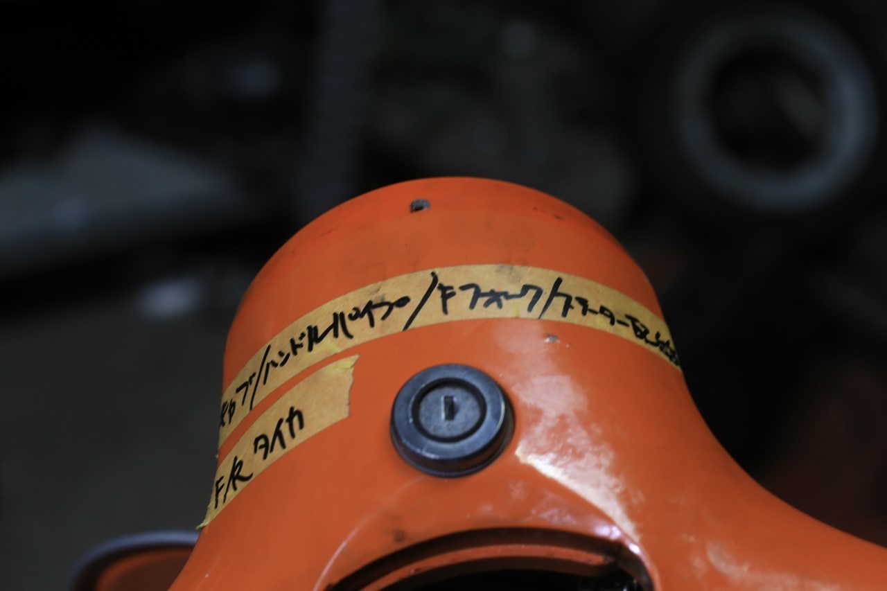 劣化パーツを点検中のベスパ125ET3