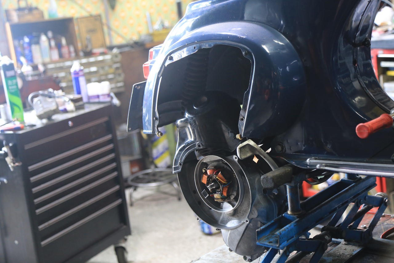 再度リフトに載せられたベスパ125ET3