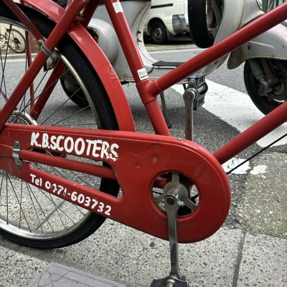 K.B.SCOOTERSの文字が入った赤い自転車のチェーンケース