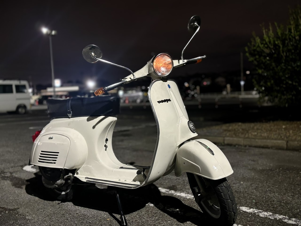 夜の駐車場で試運転されたET3