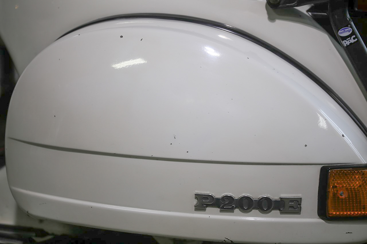 P200Eサイドカバーの「P200E」エンブレム