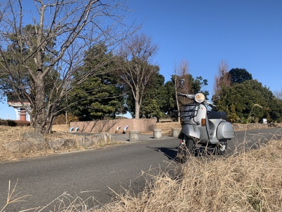 朝の試運転で走るベスパ
