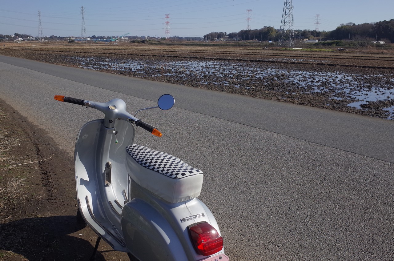 朝の試運転に出発するベスパの写真